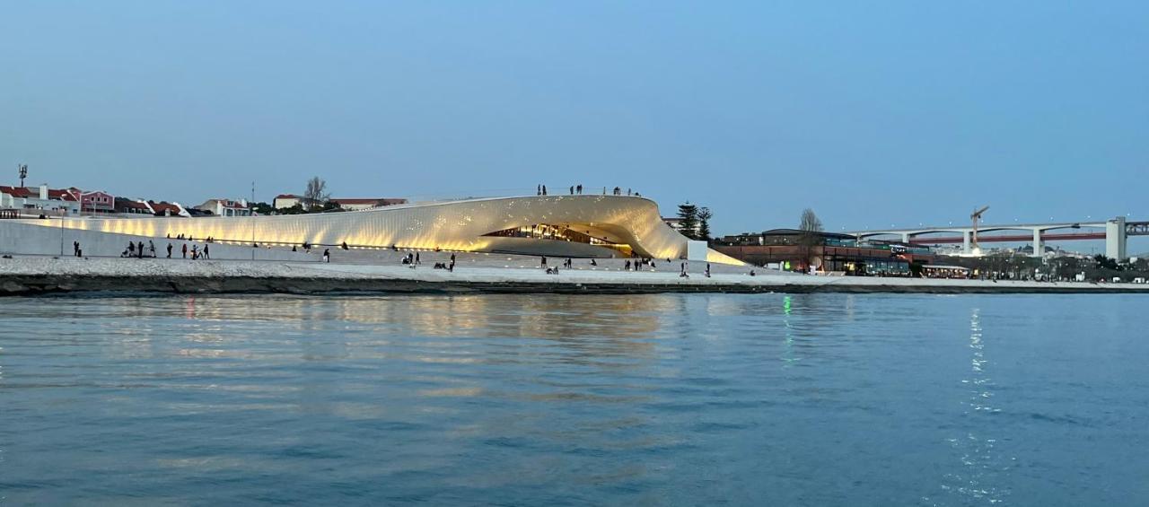 In A Boat - * Lisbon